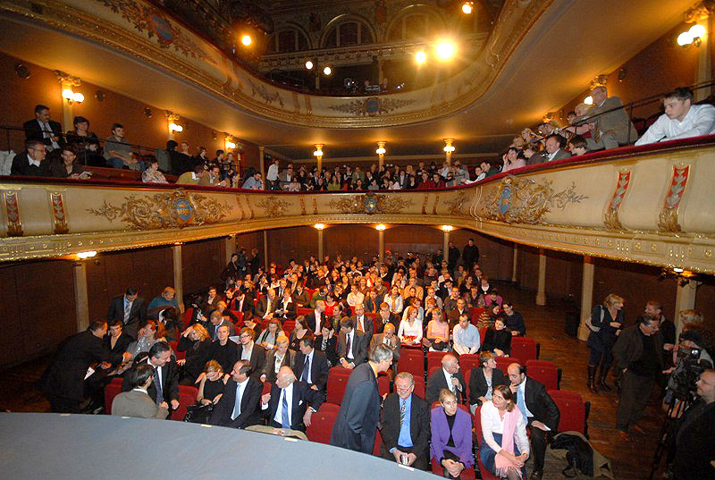Theatre du Vaudeville v Bruselu před divadelním představením V jámě lvové