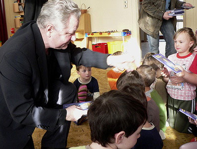 Europoslanec Zvěřina přivezl dětem dárky, foto: Zlata Měchurová, zdroj: DENÍK | 
