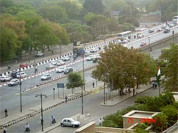 Delhi: provoz na jedné z hlavních tříd, návštěva Indie 30.3. – 3.4.2008 | 