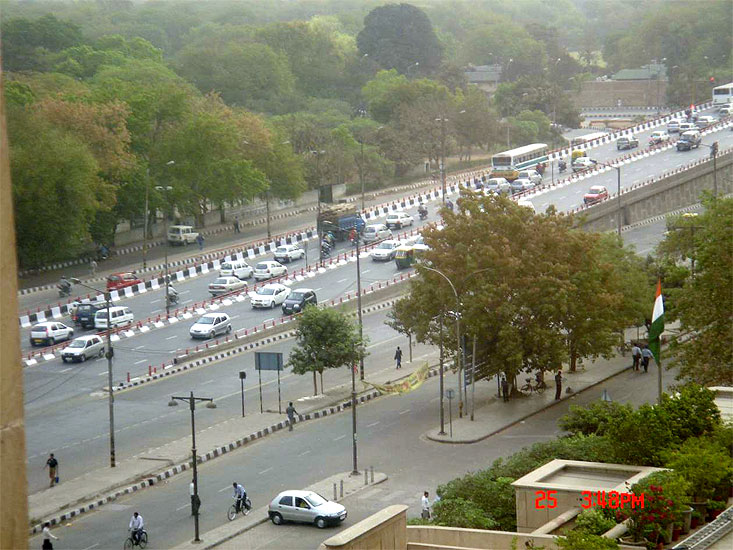 Delhi: provoz na jedné z hlavních tříd, návštěva Indie 30.3. – 3.4.2008