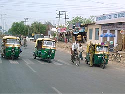 Agra: motorové tříkolky, nejběžnější motorový dopravní prostředek, který je možné zde najmout, návštěva Indie 30.3. – 3.4.2008 | 