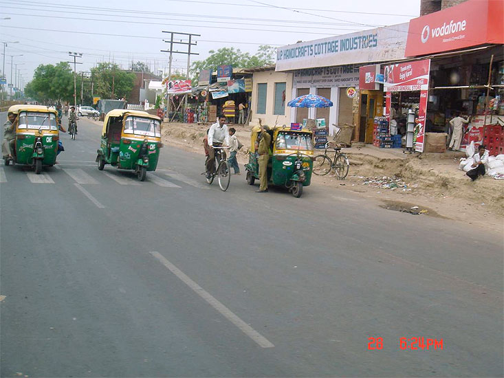 Agra: motorové tříkolky, nejběžnější motorový dopravní prostředek, který je možné zde najmout, návštěva Indie 30.3. – 3.4.2008