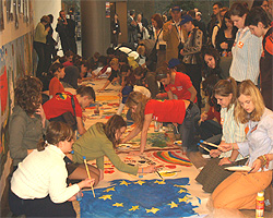 Europoslanec Zatloukal uvítal v EP děti projektu Eurodrawing. Ze stejné politické skupiny Evropského parlamentu ho na akci podpořili další čeští europoslanci Vlasák a Zvěřina. | 
