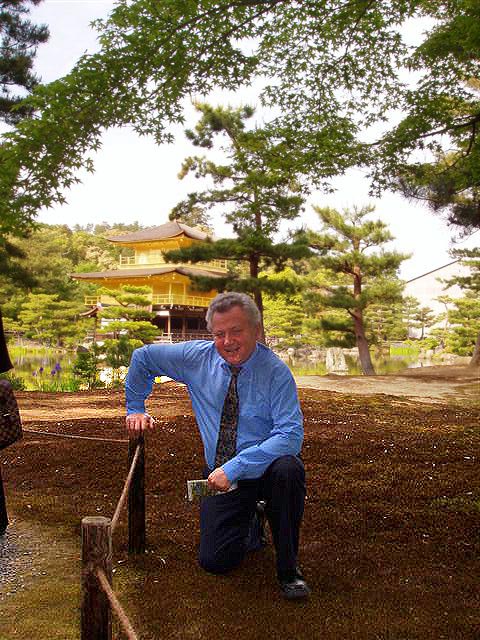 Jaroslav Zvěřina před zlatým císařským palácem, Meziparlamentní delegace Evropského parlamentu v Japonsku 15. - 21. května 2005