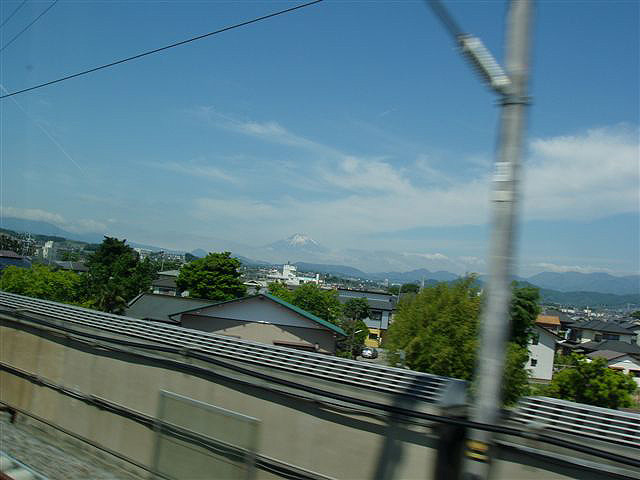 Pohled z jedoucího rychlovlaku na horu Fuji, Meziparlamentní delegace Evropského parlamentu v Japonsku 15. - 21. května 2005