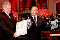 Čestný předseda festivalu J. Zvěřina předává zástupci lázeňského domu Imperial cenu poroty za lázeňský pohárek KALA, vyrobený v Thun Studiu a navržený designérem Štěpánem Kuklíkem, Lázeňský festival Karlovy Vary 2008 | 