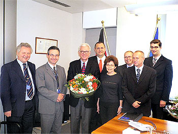 Europoslanci ODS blahopřejí H. G. Poetteringovi (třetí zleva) k jeho šedesátým narozeninám. První zleva je Jaroslav Zvěřina. | 