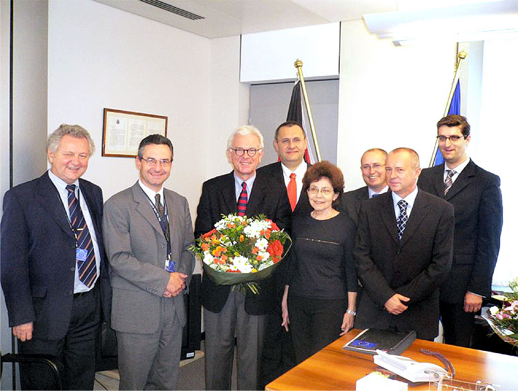 Europoslanci ODS blahopřejí H. G. Poetteringovi (třetí zleva) k jeho šedesátým narozeninám. První zleva je Jaroslav Zvěřina.