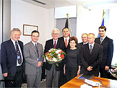 Europoslanci ODS blahopřejí H. G. Poetteringovi (třetí zleva) k jeho šedesátým narozeninám. První zleva je Jaroslav Zvěřina. | 
