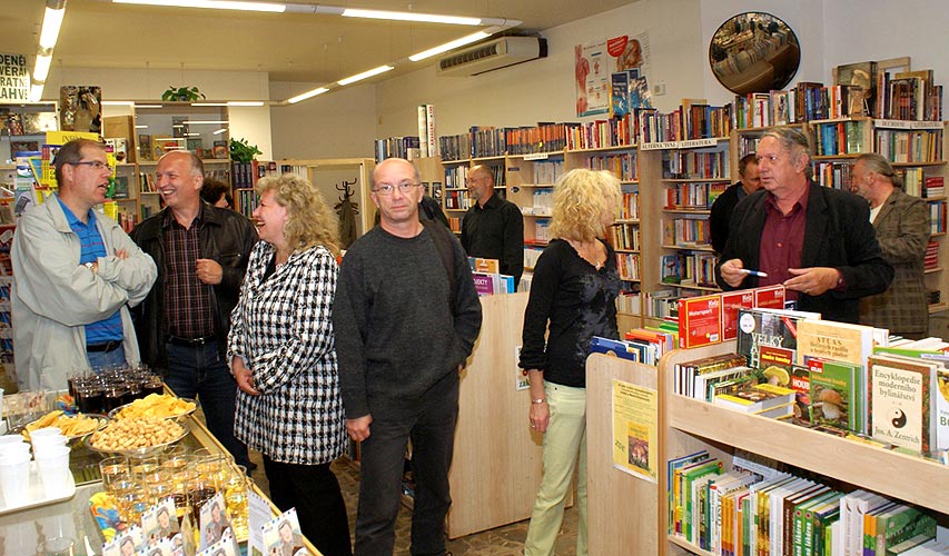 Křest knih EVROPA, KOLÉBKA VĚDECKÉHO PORODNICTVÍ a NEZNÁMÉ ČECHY - ŠUMAVA, SUŠICKO v knihkupectví Beseda, České Budějovice, 12. května 2009, foto: Jan Karlovský
