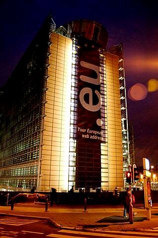Noční pohled na budovu Evropské komise, Brusel 2005