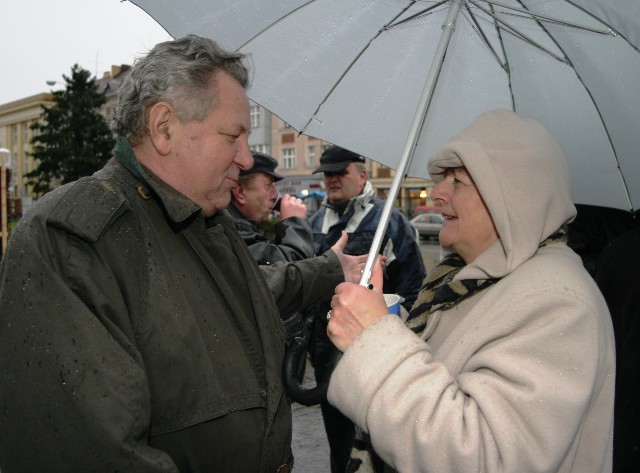 Tradiční vánoční punč a perníčky, náměstí T. G. Masaryka, Tábor, 16.12.2005
