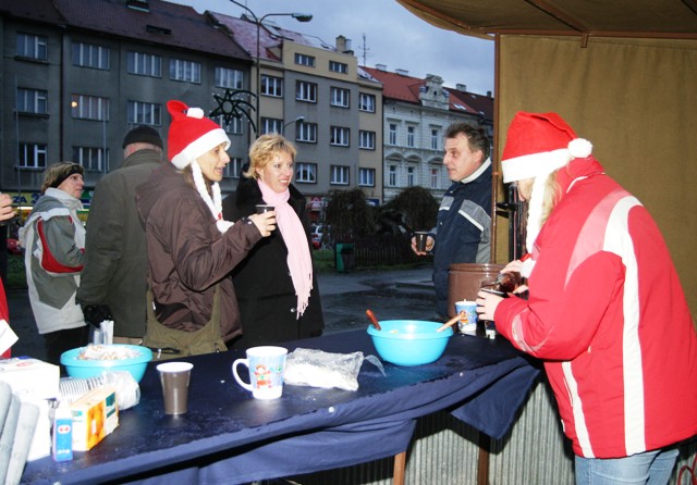 Tradiční vánoční punč a perníčky, náměstí T. G. Masaryka, Tábor, 16.12.2005