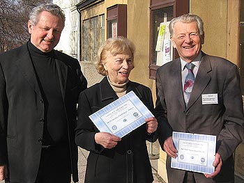 Předseda Sexuologické společnosti ČLS  Jaroslav Zvěřina s laureáty Hynieho ceny  za rok 2005 Jaroslavou Pondělíčkovou a Stanislavem Kratochvílem | 