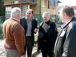 Starosta města Veselí nad Lužnicí Petr Hynek, europoslanec Jaroslav Zvěřina a senátor Pavel Eybert během návštěvy Veselí nad Lužnicí, 8. dubna 2006 | 