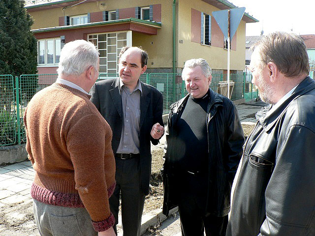 Starosta města Veselí nad Lužnicí Petr Hynek, europoslanec Jaroslav Zvěřina a senátor Pavel Eybert během návštěvy Veselí nad Lužnicí, 8. dubna 2006