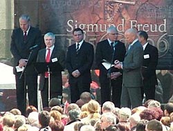 Hlavní tribuna při slavnostním otevření rodného domu Sigmunda Freuda v Příboře 27.5.2006, foto: Ing. Jaromír Kavan | 