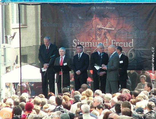 Hlavní tribuna při slavnostním otevření rodného domu Sigmunda Freuda v Příboře 27.5.2006, foto: Ing. Jaromír Kavan