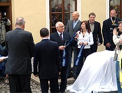 Prezident Václav Klaus slavnostně otevírá přestřižením pásky rekonstruovaný rodný dům Sigmunda Freuda v Příboře 27.5.2006 | 