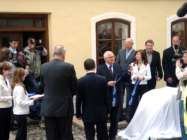 Prezident Václav Klaus slavnostně otevírá přestřižením pásky rekonstruovaný rodný dům Sigmunda Freuda v Příboře 27.5.2006