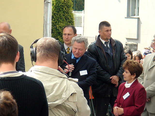 Proslov před slavnostním odhalením bronzové sochy psychoanalytické lenošky před rodným domem S. Freuda v Příboře 27.5.2006. Dáma vpravo je Mgr. A. Šupová, předsedkyně Spolku S. Freuda v Příboře.