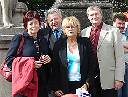 Jaroslav Zvěřina s manželkou a přáteli před sochou sv. Rocha na náměstí v Příboře 27.5.2006 | 