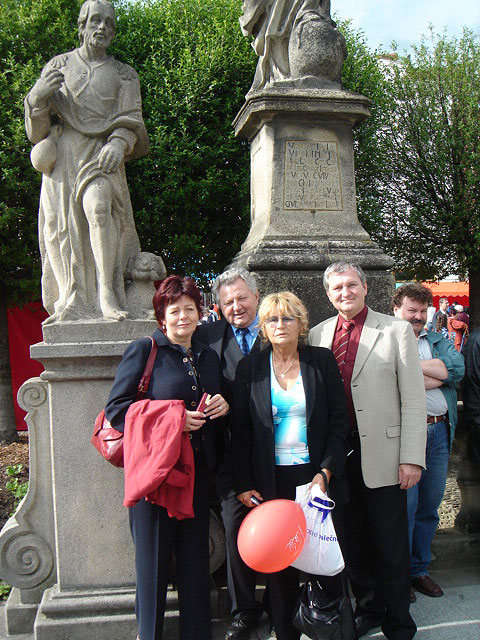 Jaroslav Zvěřina s manželkou a přáteli před sochou sv. Rocha na náměstí v Příboře 27.5.2006