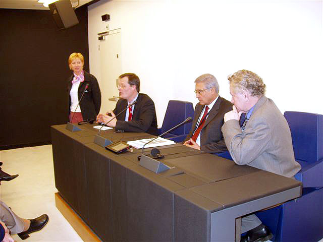 Při besedě s jihočeskou delegací v jednací místnosti P ve Štrasburku. Nalevo od Jaroslva Zvěřiny jsou kolegové europoslanci z frakce EPP-ED - Panaiotis Demetriou (Kypr) a Joachim Wuermeling (Německo) 14.12.2004