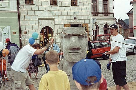 Dětský den, který pravidelně spolupořádáme s o.p.s. Podaná ruka, Žižkovo náměstí v Táboře, rok 2000