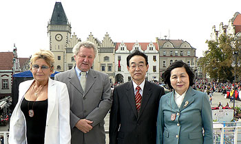 Europoslanec Jaroslav Zvěřina a velvyslanec Japonska v ČR Hideaki Kumazawa s manželkami | 
