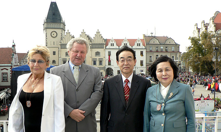 Europoslanec Jaroslav Zvěřina a velvyslanec Japonska v ČR Hideaki Kumazawa s manželkami