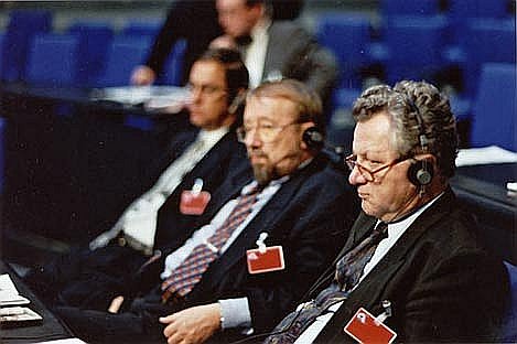 S kolegy – senátorem Skalickým a poslancem Laštůvkou na jednání COSAC, rok 2002