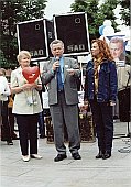 Kampaň do PS Parlamentu ČR, Žižkovo náměstí v Táboře, Zleva: Dáša Karlovská, Jaroslav Zvěřina a Marcela Holanová, rok 2002 | 