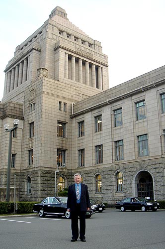 Tokyo - před budovou japonského Parlamentu, delegace Evropského parlamentu v Japonsku 27.5. - 1.6. 2007
