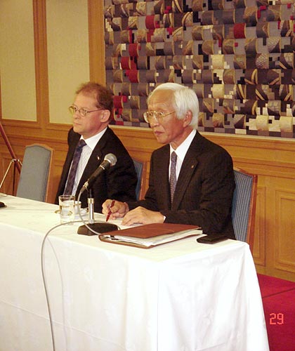 zleva - předseda E-J Hospodářské komory a šéf představenstva společnosti Toyota, delegace Evropského parlamentu v Japonsku 27.5. - 1.6. 2007